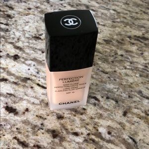Chanel Perfection Lumiere Foundation 30 Beige